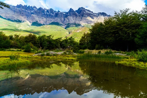 Montagna di neve e il riflesso dell'acqua — Foto Stock