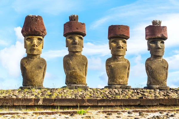 Moai med röda HÅRKNUT hatt — Stockfoto