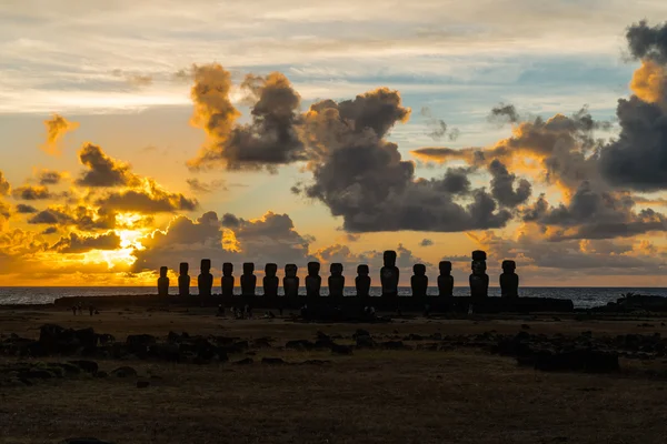Ahu Tongariki vid soluppgången — Stockfoto