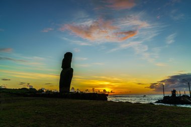Gün batımında Moai duruyor