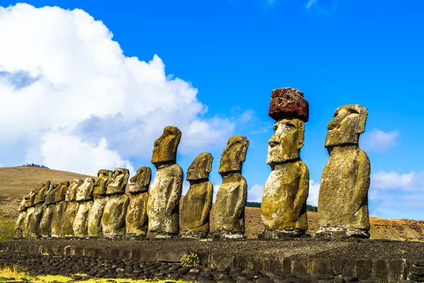 Moai Ahu Tongariki에서 서 — 스톡 사진