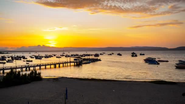 Caducidad del atardecer en la pequeña bahía del Parque Nacional Paracas — Vídeos de Stock