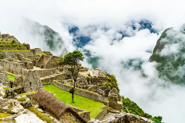 Machu Picchu i chmury — Zdjęcie stockowe