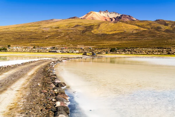 Vulcão adormecido e o lago salgado — Fotografia de Stock