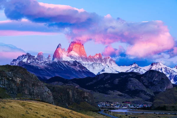 Mount Fitz Roy y El Chalten Village — Foto de Stock