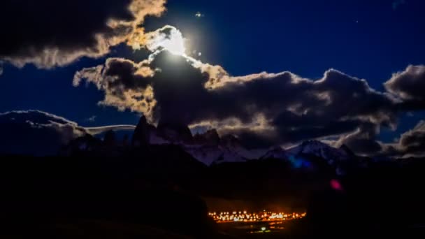 Fitz Roy, měsíc a El Chalten vesnice — Stock video