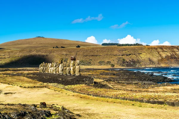 Stojících Moai na Ahu Tongariki — Stock fotografie