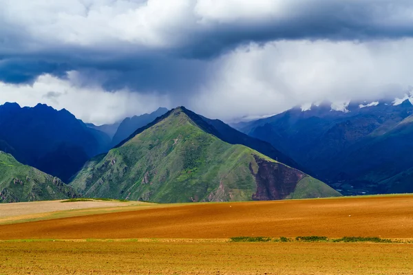 Vista de la montaña durante la lluvia y el campo — Foto de Stock