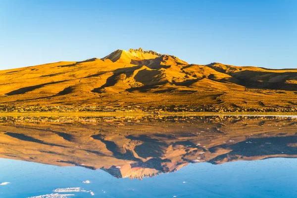 Uśpiony wulkan na słone jezioro z Solar De Uyuni — Zdjęcie stockowe
