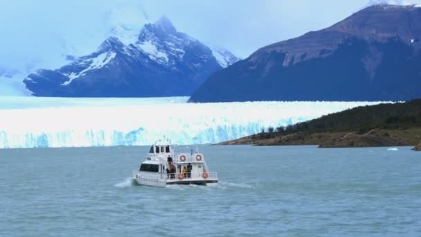 Λευκό πλοίο τρέχει μπροστά από παγετώνα Perito Moreno — Αρχείο Βίντεο