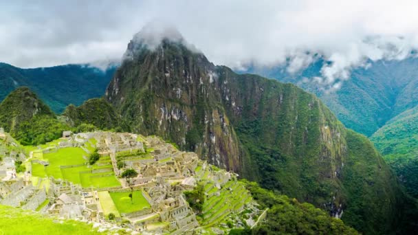 Промежуток времени туристов в Мачу-Пикчу и облака на горе — стоковое видео