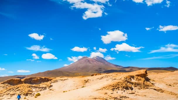 Nubes moviéndose sobre la alta montaña — Vídeo de stock