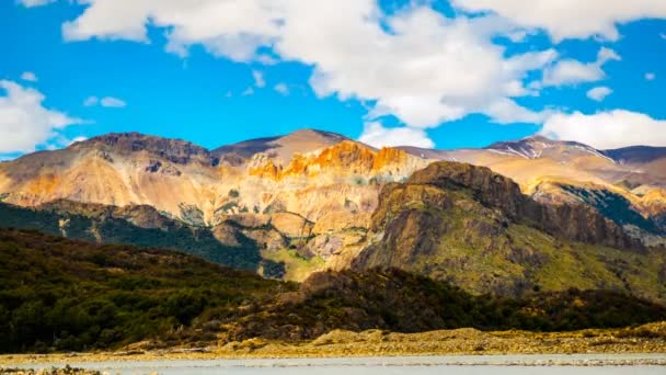 Nubes y sombra en la alta montaña — Vídeos de Stock