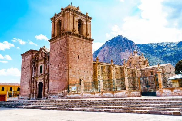 Campanario de Pupuka Iglesia en Pukara con vaca de cerámica en la valla — Foto de Stock