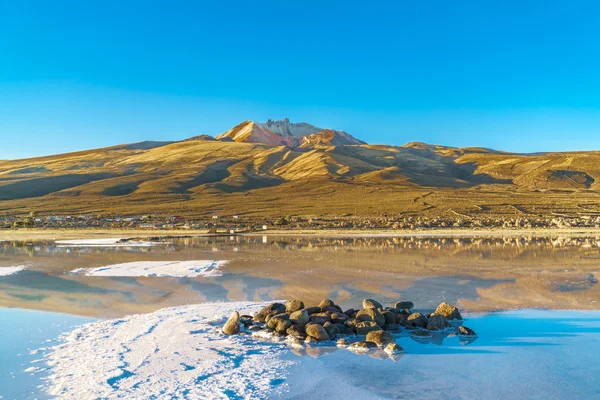 View of dormant volcano in Uyuni Salt Flat — Stock Photo, Image