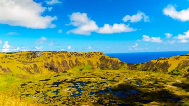 Mraky toku nad vulkánu Rano Kau — Stock video