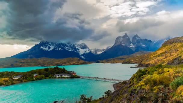 Vista aérea del lago Pehoe y nubes de lluvia en la montaña — Vídeos de Stock