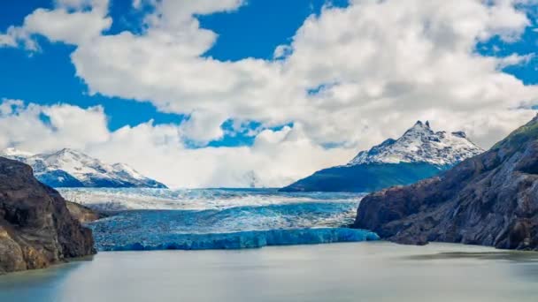 Nubes fluyen sobre el Glaciar Gray en Gray Lake — Vídeo de stock