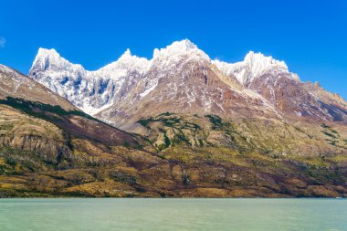 Güzel kar dağ ve gri Lake görünümü