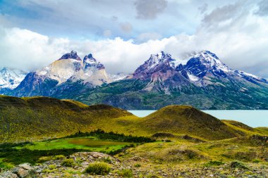 Dağ ve nehir Torres Del Paine Milli Parkı'nda görünümü