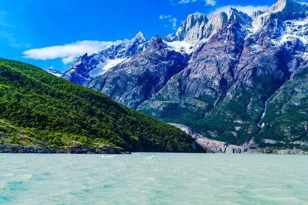 Uitzicht op bergen en meer in het Chileens Patagonië — Stockfoto