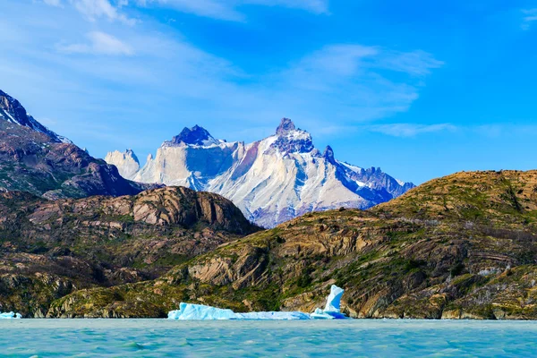 Utsikt över vackra berg på grå sjön med isberg flyter på vattnet — Stockfoto