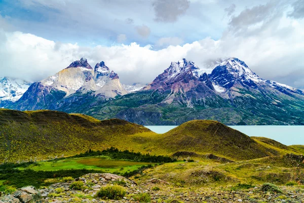 Hegy és folyó a Torres Del Paine Nemzeti Park — Stock Fotó