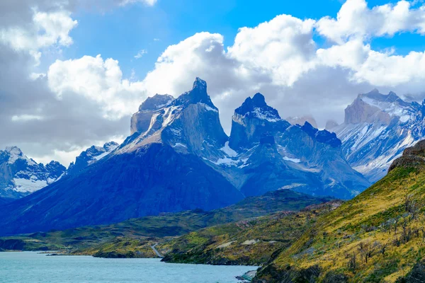 Beskåda av Cuernos Del Paine på sjön Pehoe — Stockfoto