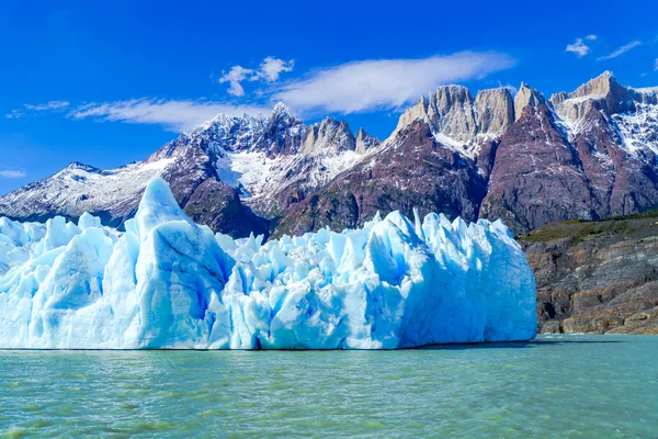 Vista de montaña nevada y glaciar gris —  Fotos de Stock