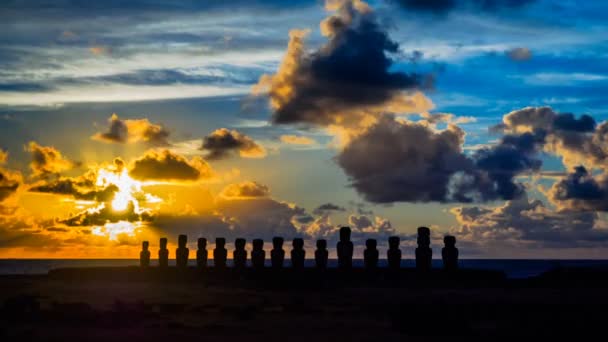 Caducidad del amanecer en Ahu Tongariki en la Isla de Pascua — Vídeos de Stock