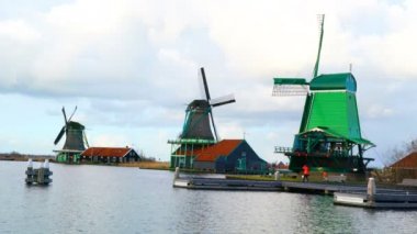 Yel değirmenleri ve nehrin Zaanse Schans'a Köyü'nde görünümünü