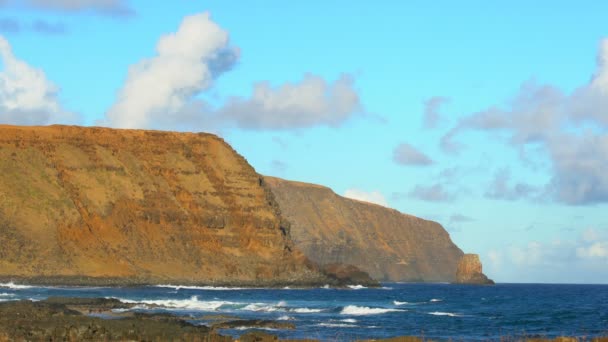 Ola del océano estrellándose en la costa rocosa en la Isla de Pascua — Vídeo de stock