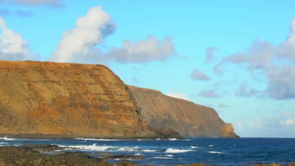 Ocean wave crashing on rocky shore at Easter Island — Stock Video