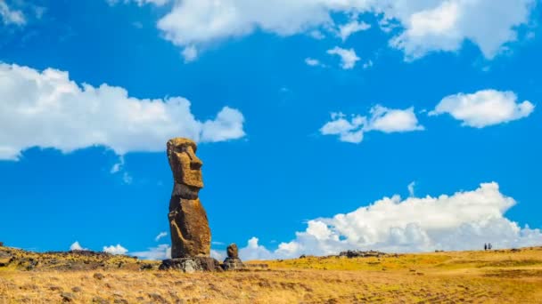 Nuages coulent au-dessus de Moai au parc national de Rapa Nui — Video