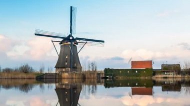 Yel değirmeni ve yansıması doğal köy görünümü