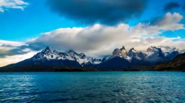Bulutlara Cuernos del Paine ve göl Pehoe Şili Patagonya'monte