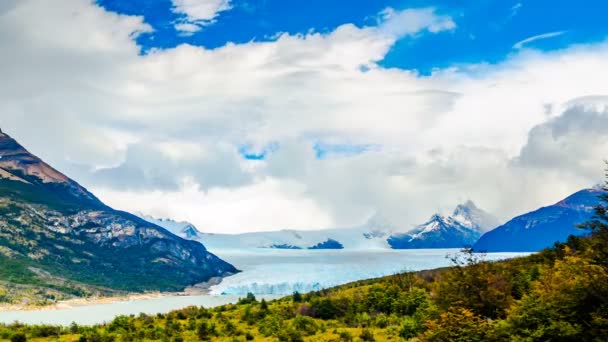 Mraky táhnou na ledovci Perito Moreno v Argentině — Stock video