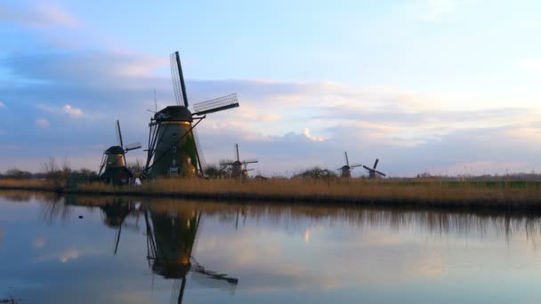 Tranquilo escenario de molinos de viento al atardecer — Vídeo de stock