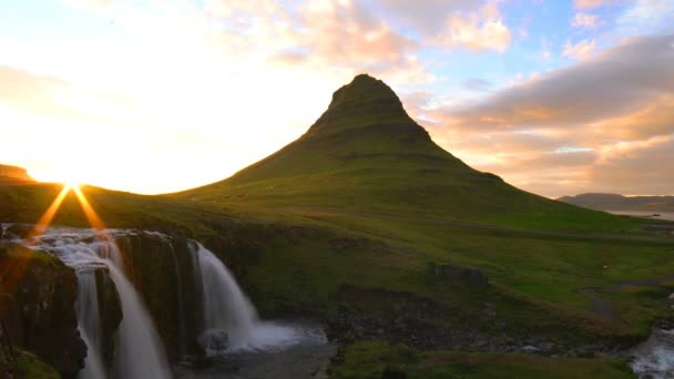 Kirkjufell berg en Kirkjufell watervallen in West Iceland in de avond — Stockvideo