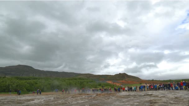 Geiser strokkur in IJsland — Stockvideo