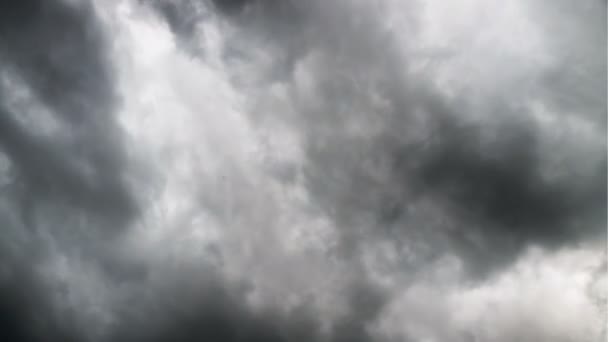 Time-lapse van regenwolken over de hemel voordat de regen — Stockvideo