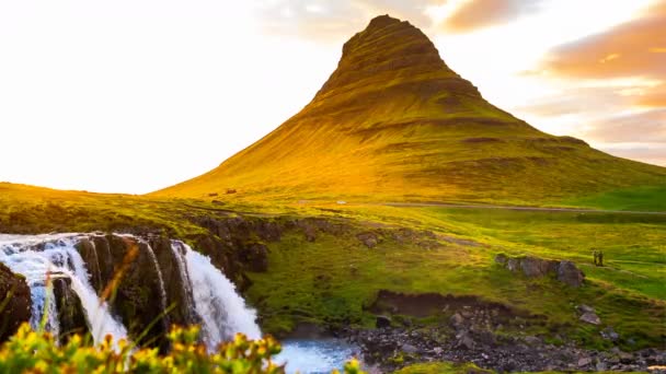 Vista de la montaña Kirkjufell y las cascadas Kirkjufell en Islandia Occidental — Vídeos de Stock