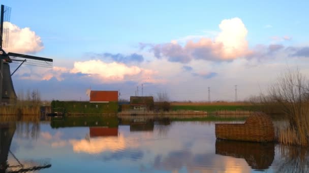 Avond weergave van windmolen en water reflectie bij Kinderdijk — Stockvideo