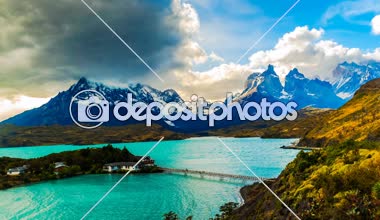 Zaman atlamalı Cuernos del Paine akan yağmur bulutları