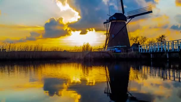 Zeitraffer der Windmühle und Reflexion bei Sonnenuntergang — Stockvideo