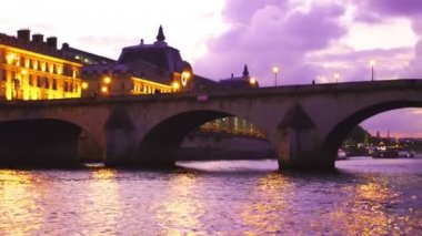 Paris'te Seine Nehri'nin alacakaranlık görünümü
