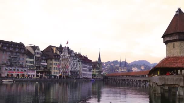 Jembatan Kapel kayu terkenal di Lucerne — Stok Video