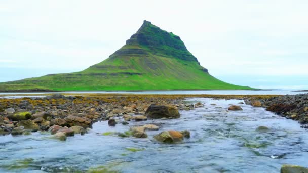 Ruhige Szene des Mount Kirkjufel — Stockvideo