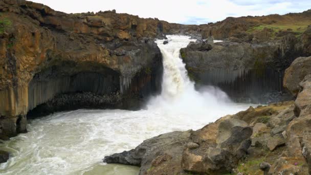 Aldeyjarfoss-Wasserfall im Norden von Island — Stockvideo