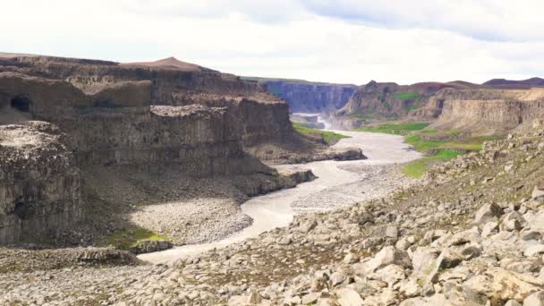 Blick auf Berg und Fluss im Vatnajokull Nationalpark — Stockvideo